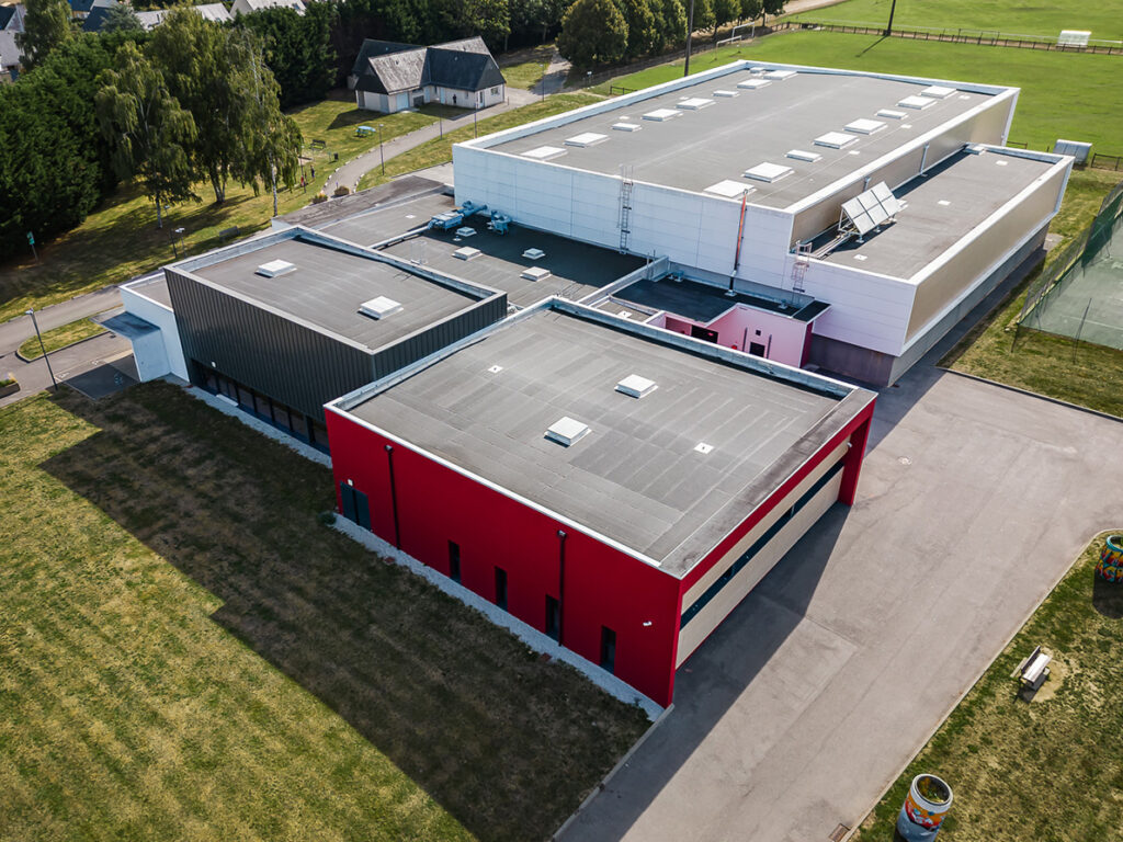 La construction d’un ensemble sportif polyvalent pour la mairie de Plougoumelen, Morbihan, se distingue par sa conception moderne et durable. Ce complexe de 2600 m² inclut une salle de danse, un dojo, un espace escalade de niveau national, ainsi que des vestiaires et des douches.